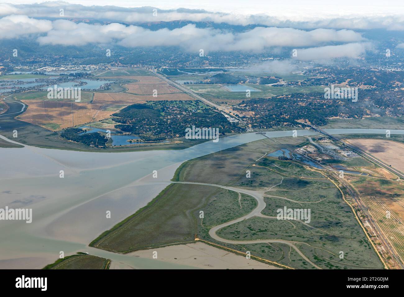 Vista aerea del delta del fiume Sacramento che incontra la parte settentrionale della baia di San Francisco Foto Stock