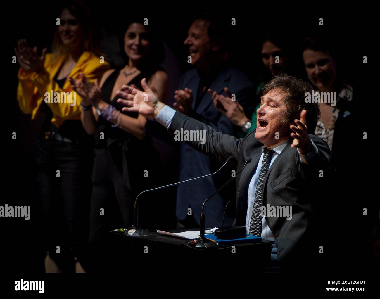 Buenos Aires, Argentina. 18 ottobre 2023. Javier Milei (l), candidato presidenziale del partito la Libertad avanza (Freedom Advances), parla all'evento di chiusura della campagna. Credito: Florencia Martin/dpa/Alamy Live News Foto Stock