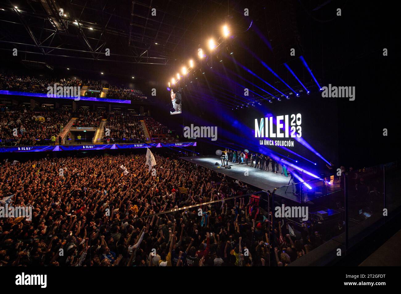 Buenos Aires, Argentina. 18 ottobre 2023. Javier Milei (M), candidato presidenziale del partito la Libertad avanza (Freedom Advances), parla all'evento di chiusura della campagna del suo partito. Credito: Florencia Martin/dpa/Alamy Live News Foto Stock