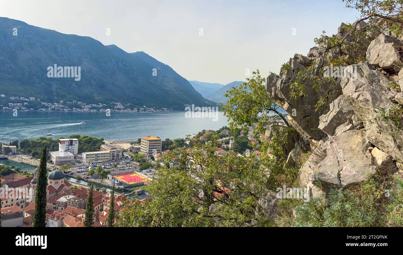 Vista dall'alto della città vecchia dalla montagna di Cattaro, Montenegro. messa a fuoco selettiva Foto Stock