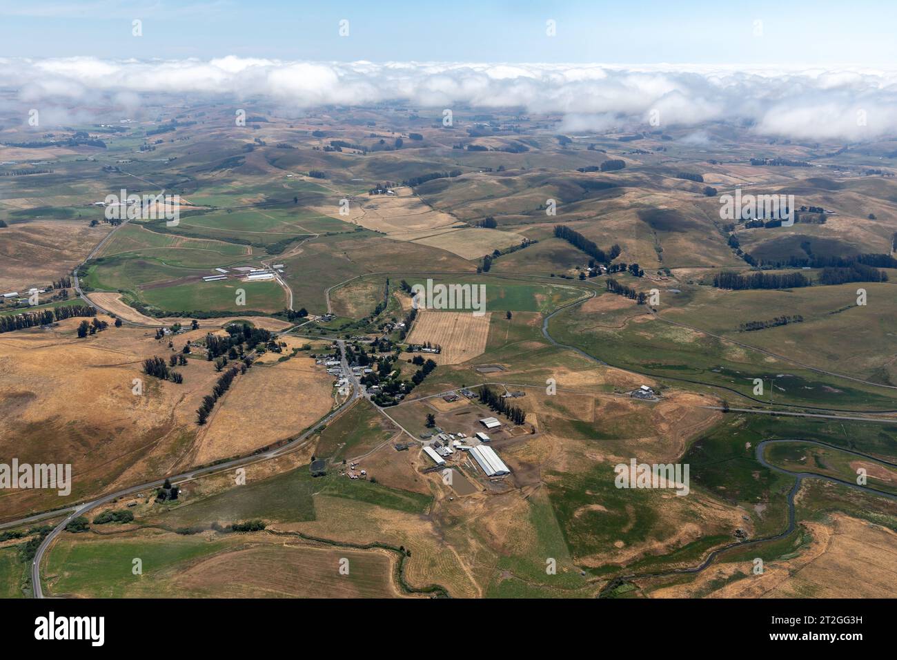 Le nuvole si innalzano sulle dolci colline della regione vinicola con vista aerea delle fattorie e dei vigneti sottostanti Foto Stock
