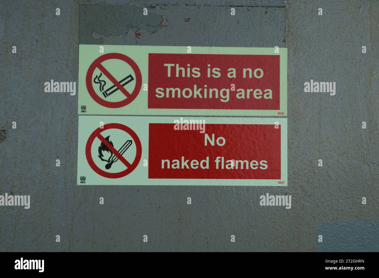 Due adesivi di avvertimento vicino alla stazione di rifornimento nella nave portacontainer con le parole. Foto Stock