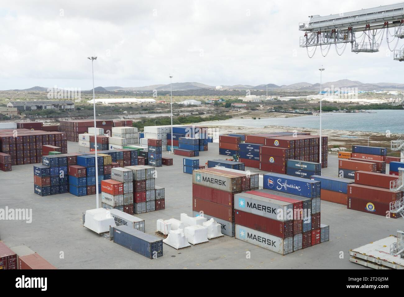 Terminale per container con contenitori stivati di diversi spedizionieri nel porto di Barcadera ad Aruba. Foto Stock