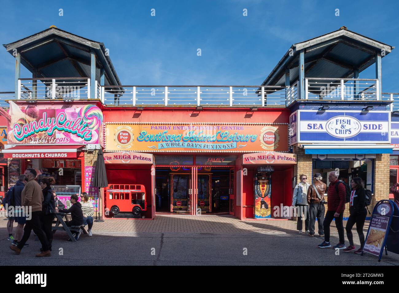 Sala giochi Southsea Island Leisure, con fish and chips e ciambelle da asporto su entrambi i lati, Portsmouth, Hampshire, Inghilterra, Regno Unito Foto Stock