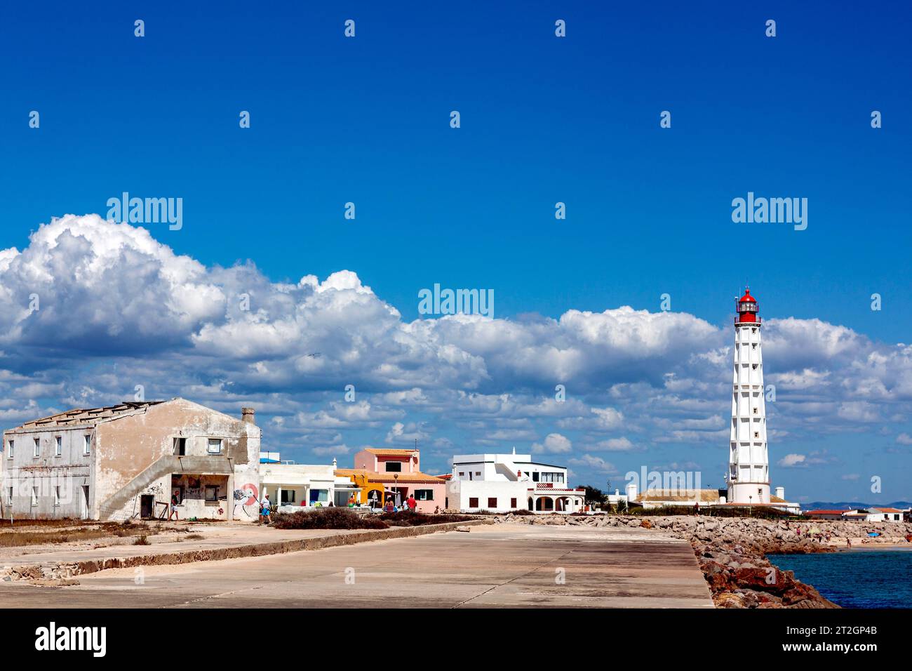 Faro, alcune case e spiaggia di Ilha do Farol, isola barriera di Culatra, Olhao, Algarve, Portogallo Foto Stock