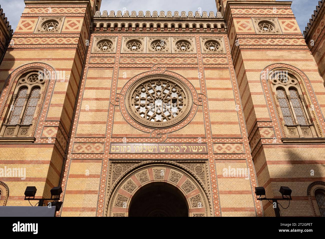 Budapest, Ungheria. 1 ottobre 2023 la Sinagoga di Dohany Street o grande Sinagoga è un edificio storico progettato in stile moresco, la più grande sinagoga Foto Stock