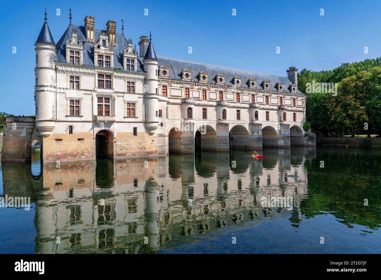 Chenonceau, Valle della Loira, Francia - 6 settembre 2023: Ampia vista del famoso castello storico di Chenonceau riflesso sul fiume Cher Foto Stock