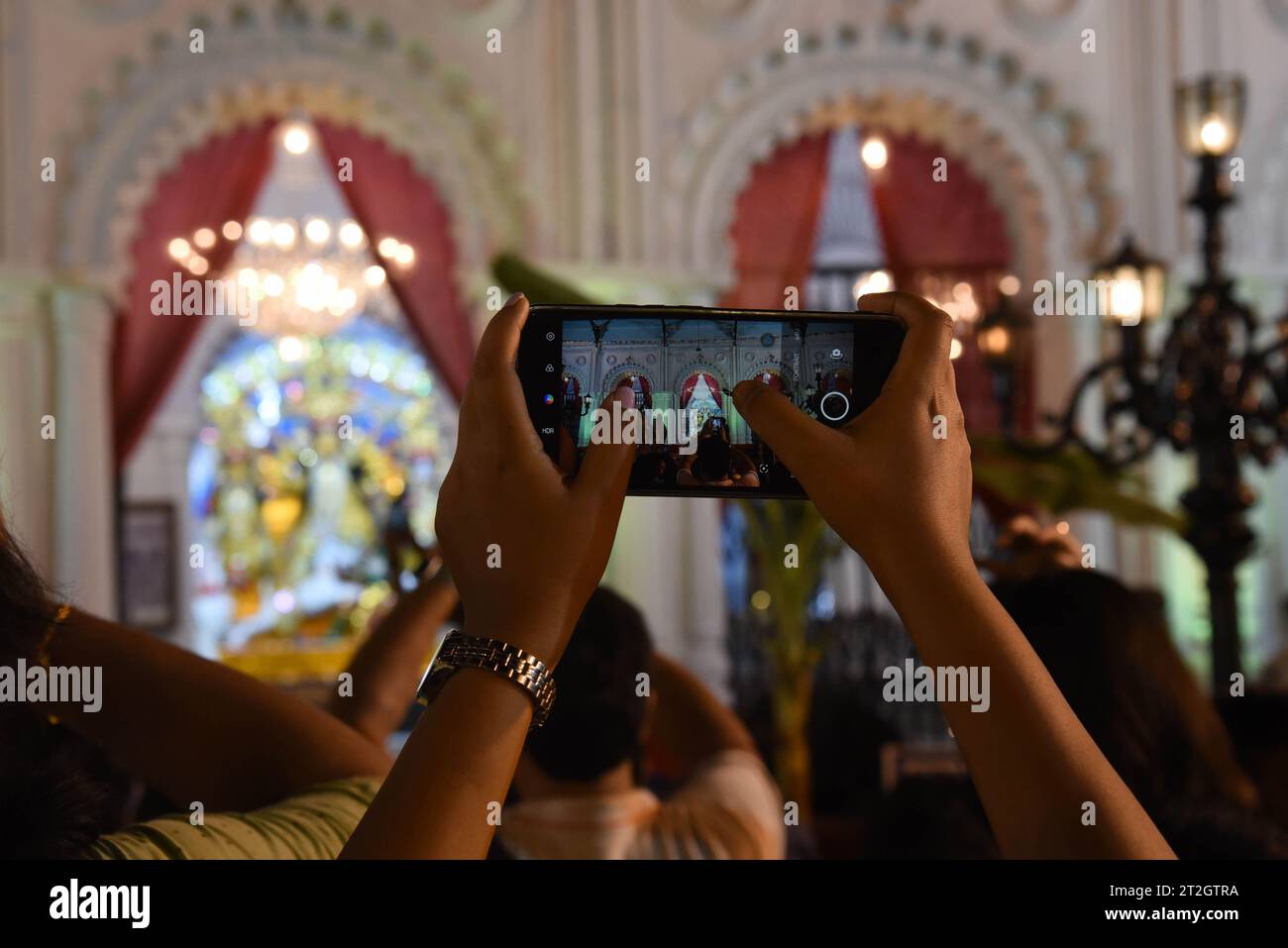 Kolkata City, India. 19 ottobre 2023. Un devoto scatta una foto di un idolo della dea indù "Durga" mentre visitano il luogo reale di Sovabazar come parte delle celebrazioni del Durga Puja Festival. Il 19 ottobre 2023 a Calcutta, in India. (Immagine di credito: © Dipa Chakraborty/eyepix via ZUMA Press Wire) SOLO USO EDITORIALE! Non per USO commerciale! Foto Stock