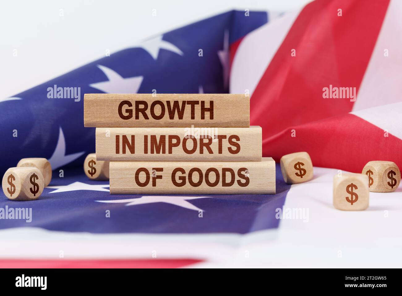 Economia e finanza. Sulla bandiera degli Stati Uniti si trovano cubi con il simbolo del dollaro e stampi di legno con l'iscrizione - crescita in importazione Foto Stock