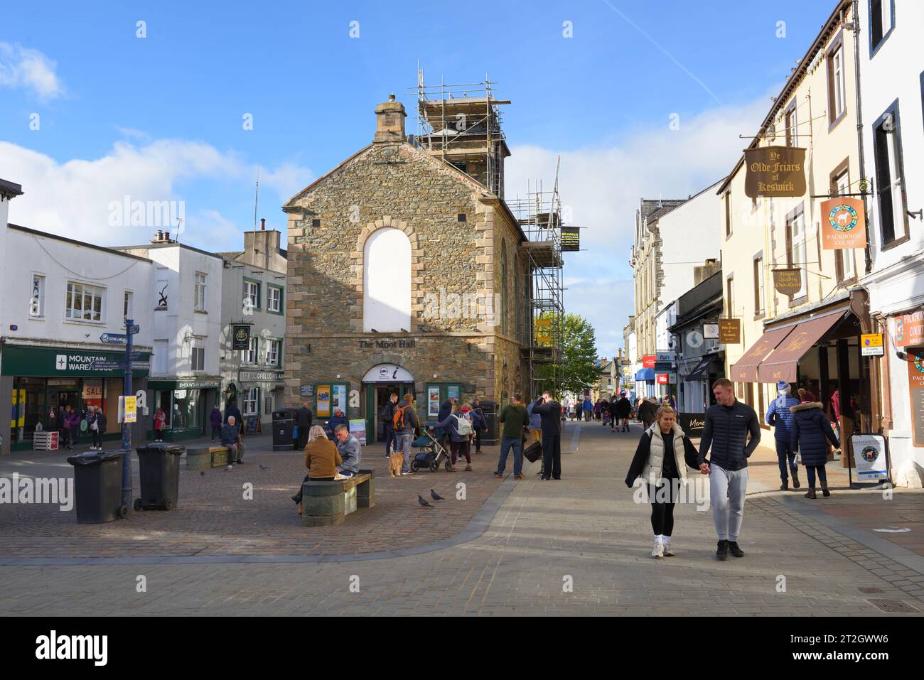 Scena di strada a Keswick, Cumbria, in una domenica pomeriggio affollata. Foto Stock