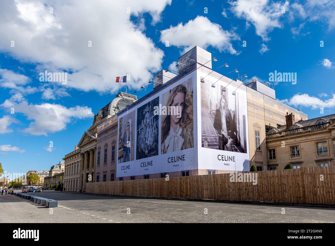 Cartellone pubblicitario per Celine, un marchio francese di articoli di lusso pronti da indossare e pelletteria che copre i lavori di restauro dell'edificio dell'Ecole Militaire Foto Stock