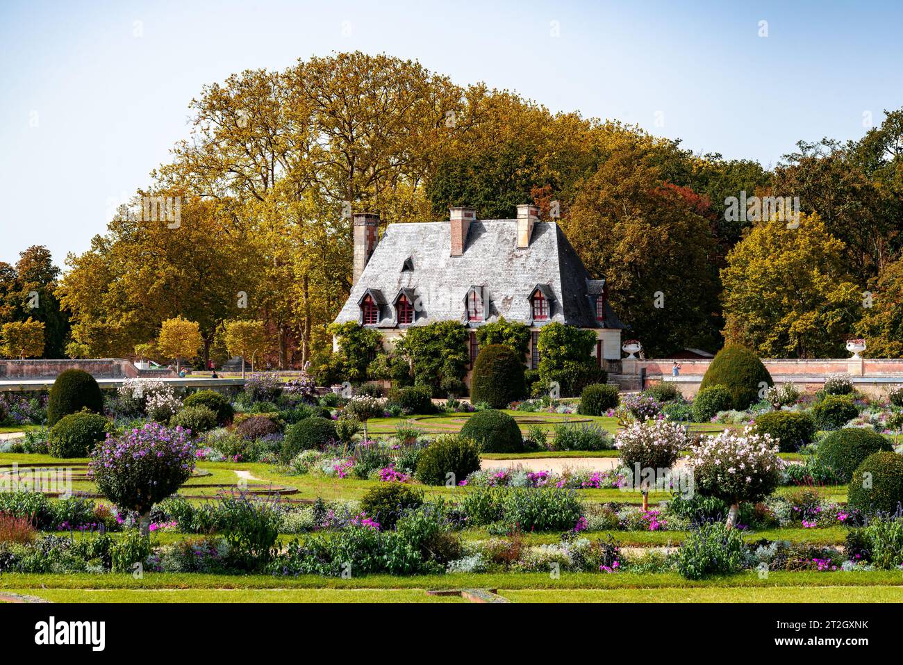 Valle della Loira, Chenonceau, Tours, Francia - 6 settembre 2023: Ampia vista dei bellissimi e famosi giardini del castello di Chenonceau in autunno Foto Stock