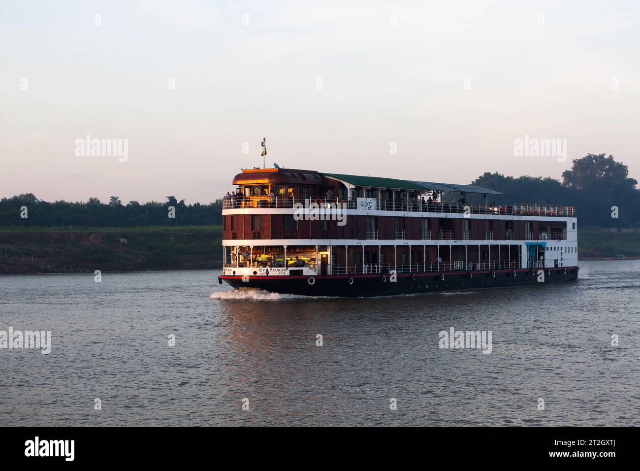 Nave passeggeri nel fiume Irrawaddy in Myanmar. Paesaggio fluviale al tramonto. Foto Stock