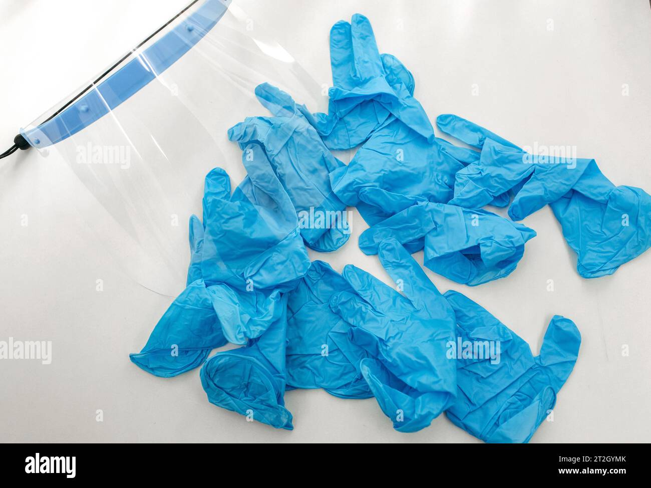 Guanti in nitrile per uso medico. Guanti medici blu usa e getta giacciono su un tavolo bianco. Foto Stock