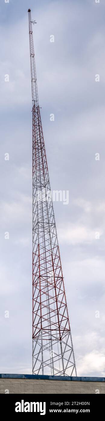 Torre antenna trasmissione stazione radio radio estremamente alta Foto Stock