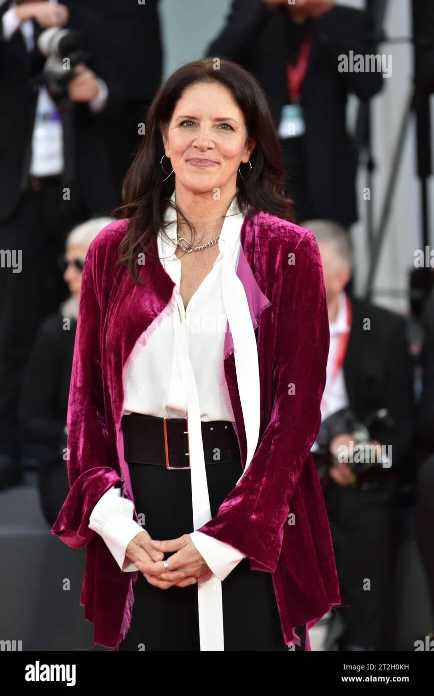 Laura Poitras sul Redcarpet della serata inaugurale del Festival del Cinema di Venezia 80 (crediti: Andrea Paoletti) Foto Stock