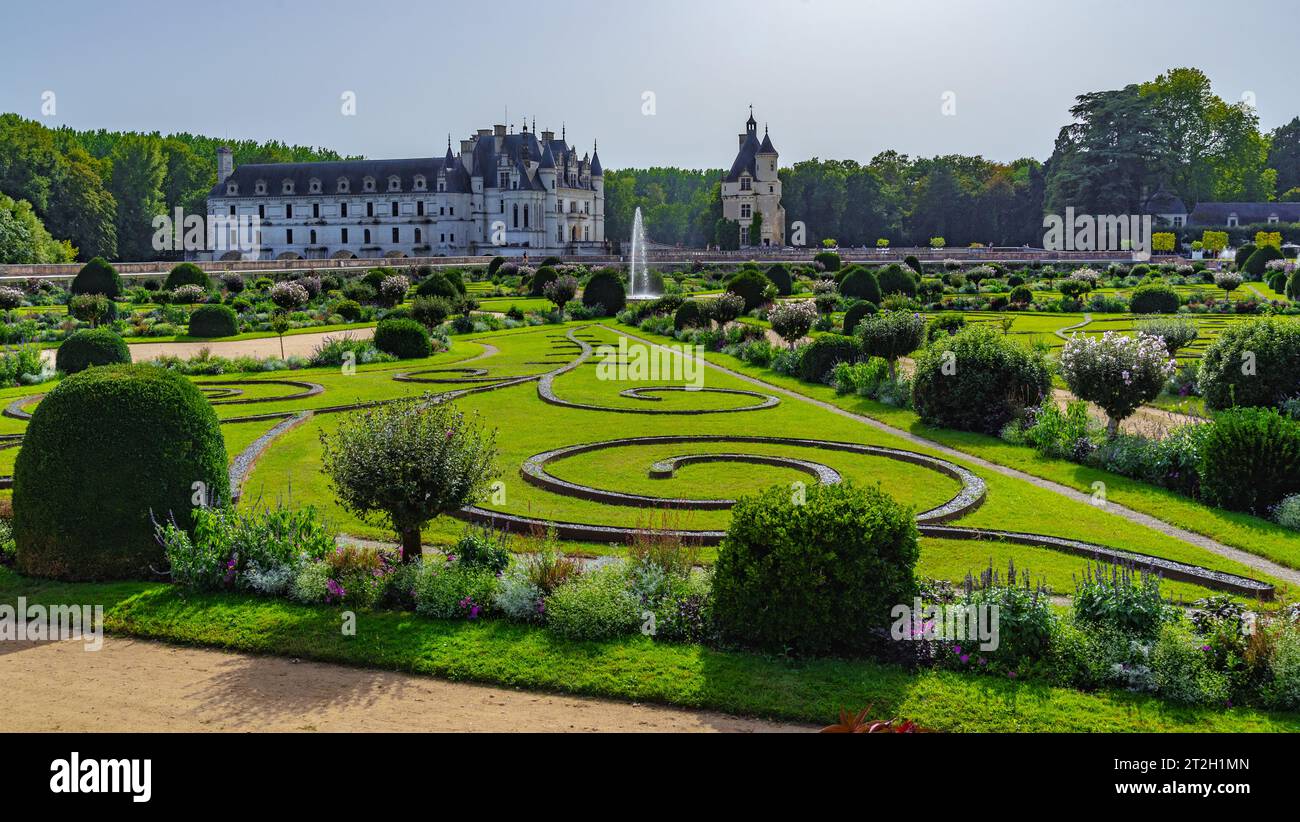 Chenonceau, Tours, Francia - 6 settembre 2023: Ampia vista del famoso castello storico di Chenonceau e degli splendidi giardini nella stagione autunnale Foto Stock