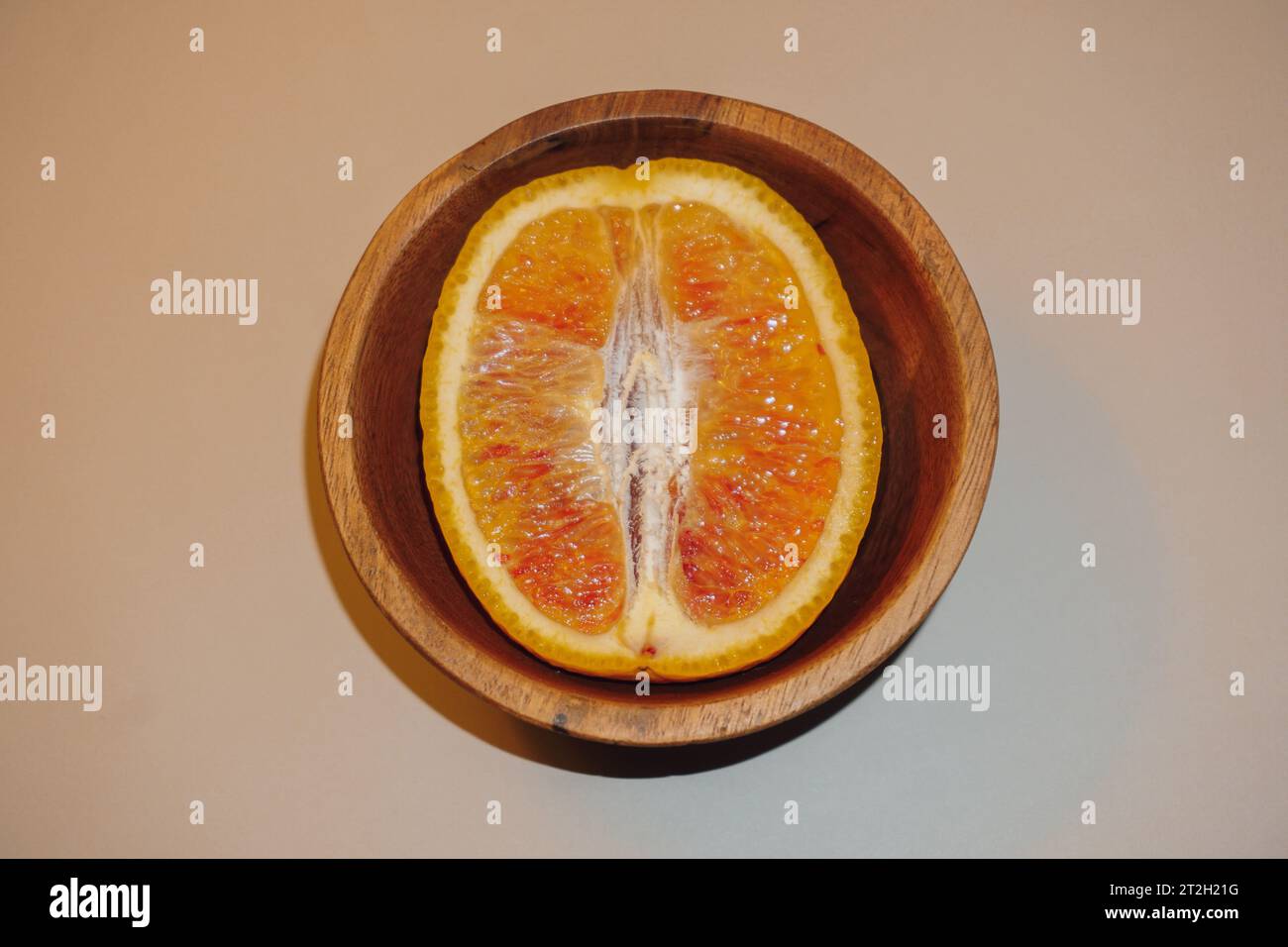 Zestful Precision-Sliced Blood Oranges di Raju C Reddy Foto Stock