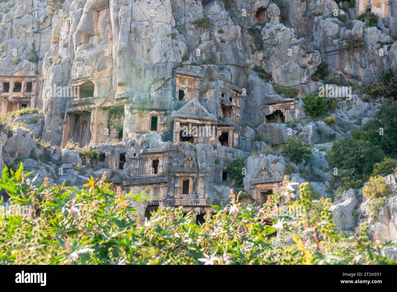Tombe di roccia Licia di Myra antico sito nella provincia di Antalya in Turchia. Le tombe liache scavate nella roccia sono nella forma di fronti del tempio scolpiti nella verticale Foto Stock