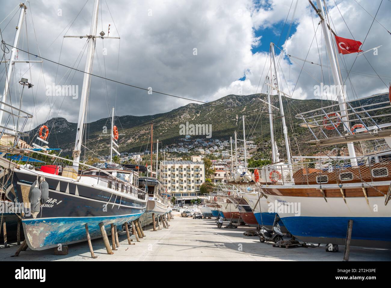 Kalkan, Antalya, Turchia – 29 marzo 2023. Barche turche tradizionali in un cantiere navale nella località turistica di Kalkan nella provincia di Antalya in Turchia. Foto Stock