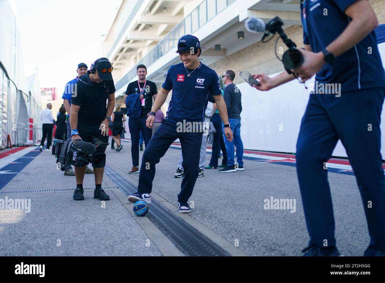 Austin, Stati Uniti. 19 ottobre 2023. Il pilota giapponese di Formula 1 Yuki Tsunoda della Scuderia AlphaTauri gioca hacky sack con una pallacanestro in miniatura nel paddock prima del Gran Premio di Formula uno degli Stati Uniti sul circuito delle Americhe di Austin, Texas, il 19 ottobre 2023. Foto di Greg Nash/UPI Credit: UPI/Alamy Live News Foto Stock