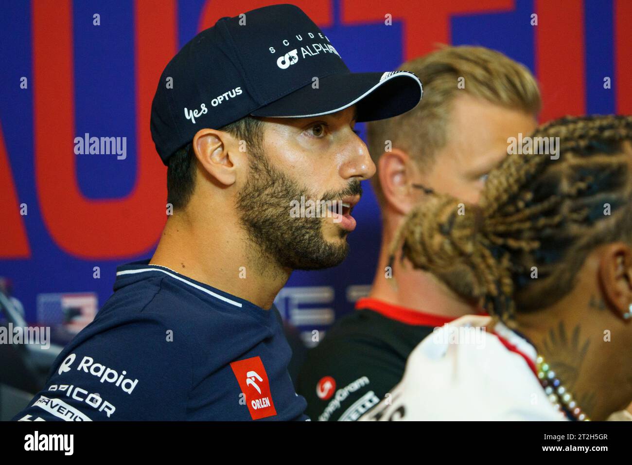 Austin, Stati Uniti. 19 ottobre 2023. Il pilota australiano di Formula 1 Daniel Ricciardo della Scuderia AlphaTauri reagisce ad una nuova multa massima fissata dalla Fédération Internationale de l'Automobile (FIA) durante una conferenza stampa prima del Gran Premio di Formula uno degli Stati Uniti sul circuito delle Americhe di Austin, Texas, il 19 ottobre, 2023. Foto di Greg Nash/UPI Credit: UPI/Alamy Live News Foto Stock
