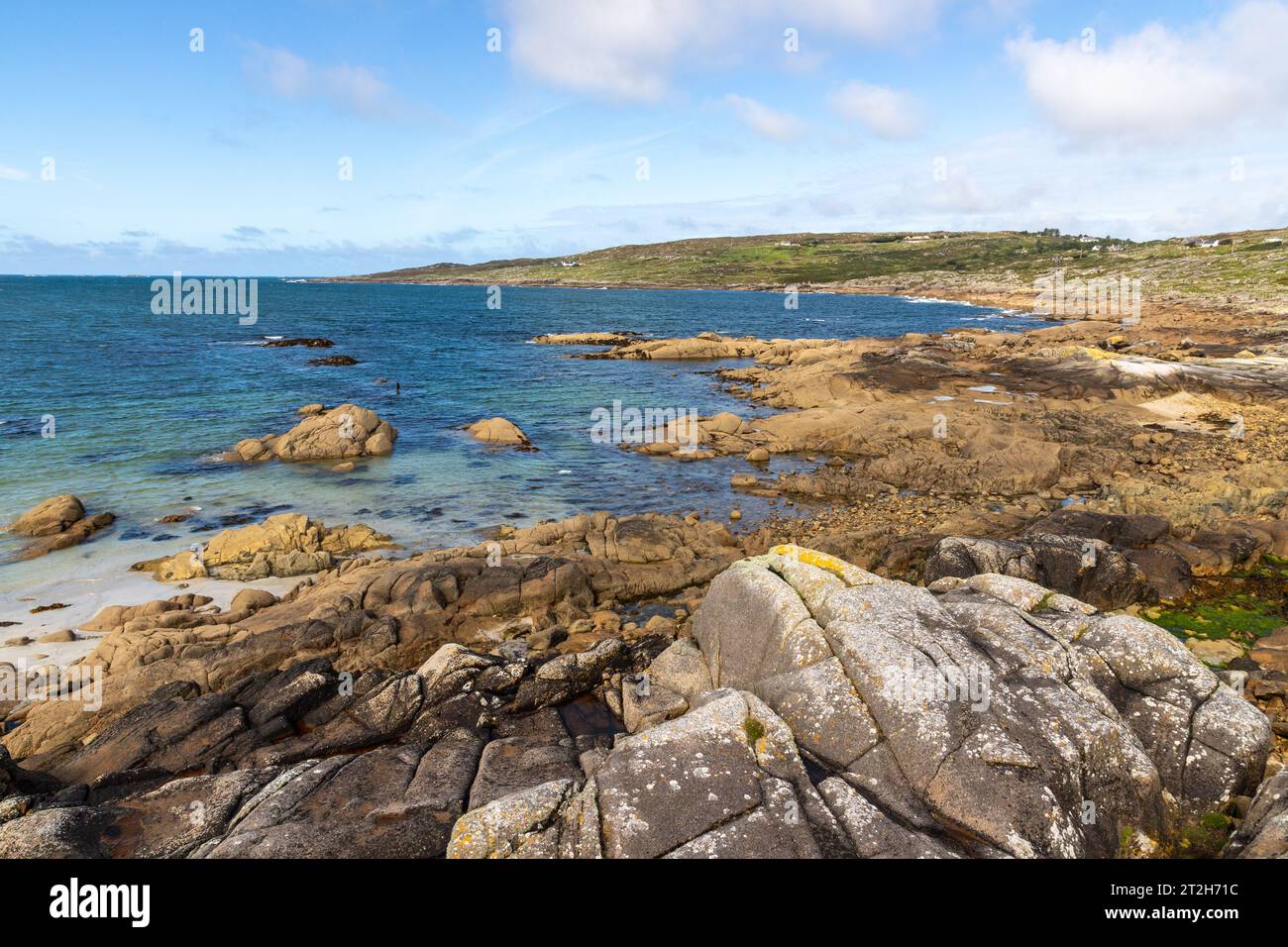 Spiaggia con rocce sulla baia dei cani, Roundstone, Conemara, Galway, Irlanda Foto Stock
