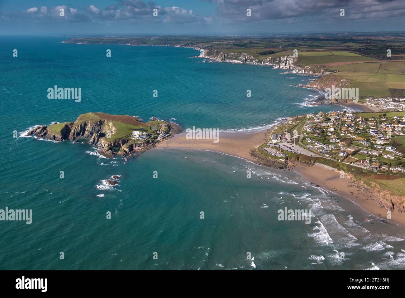 Vista aerea dell'isola di Burgh sulla costa meridionale del Devon, questo ritiro delle maree si trova alla foce del fiume Avon, miglia a sud-est di Plymouth Foto Stock