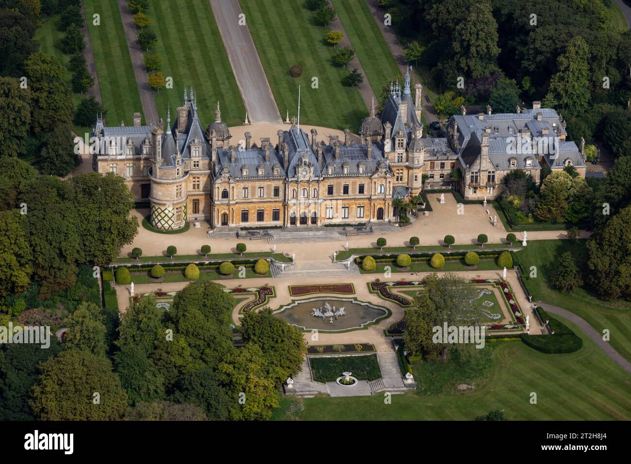 Waddesdon Manor, un magnifico castello rinascimentale francese annidato nel cuore della campagna del Buckinghamshire, vanta una storia opulenta come il Foto Stock