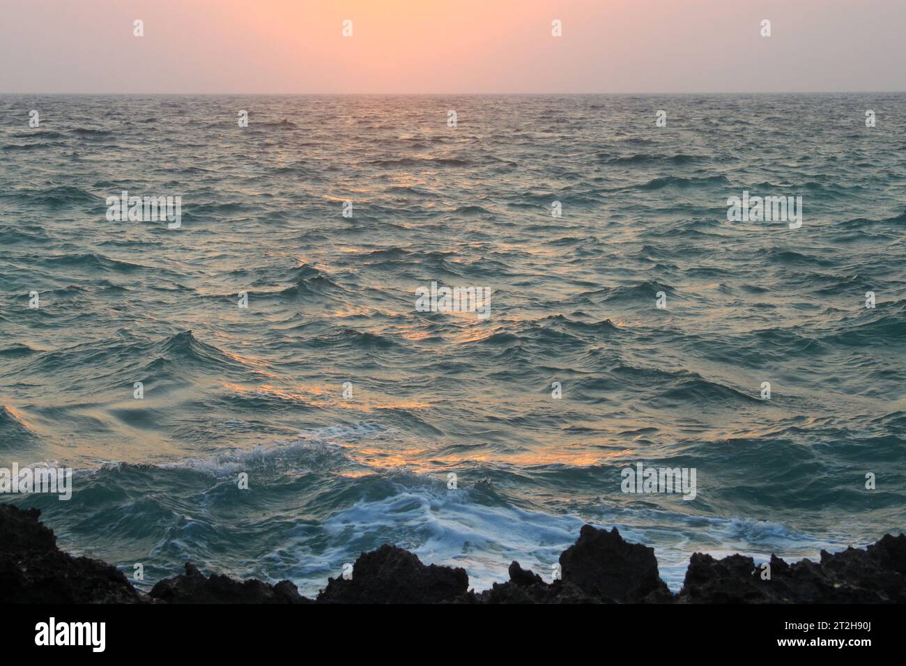 Un bel tramonto dorato sulla spiaggia dell'isola di Kish nel golfo persiano Foto Stock