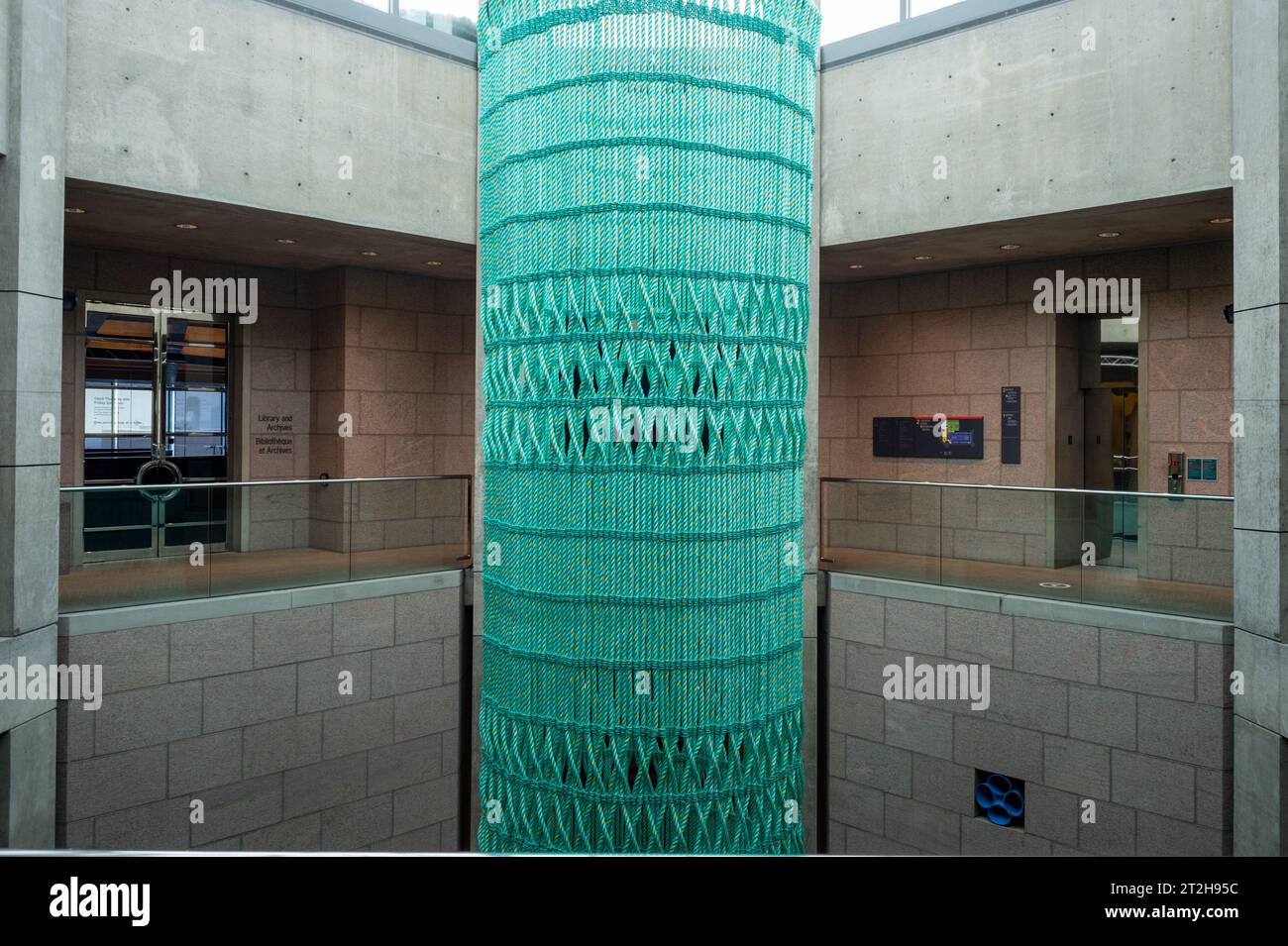 Un'opera del collettivo Mata Aho, parte di Ëbadakone, una mostra di arte indigena contemporanea, è visibile alla National Gallery of Canada di Ottawa. Foto Stock