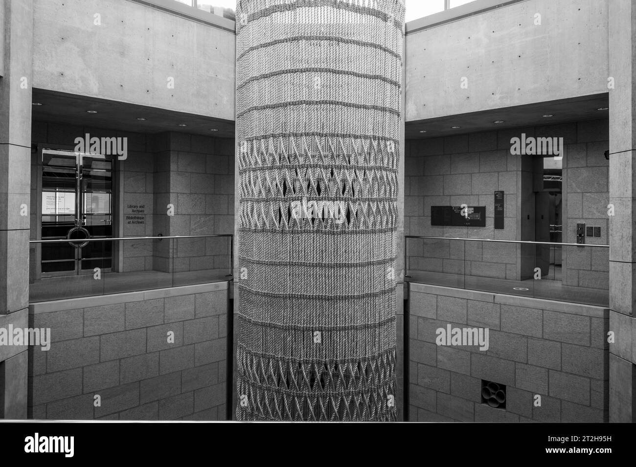 Un'opera del collettivo Mata Aho, parte di Ëbadakone, una mostra di arte indigena contemporanea, è visibile alla National Gallery of Canada di Ottawa. Foto Stock