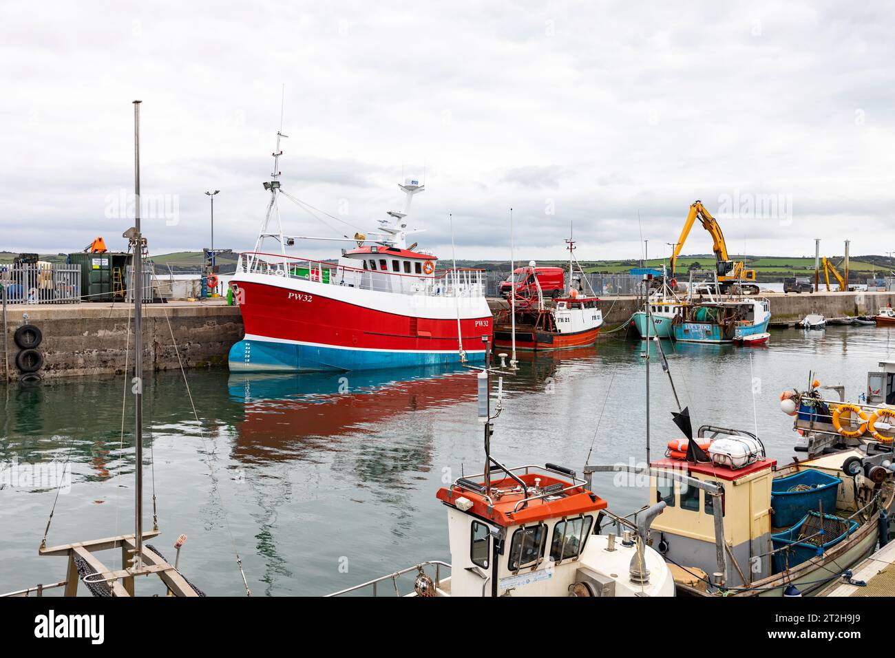 Padstow Cornovaglia, porto portuale e pescherecci da traino ormeggiati contro il muro del porto, Cornovaglia, Inghilterra, Regno Unito, 2023 Foto Stock