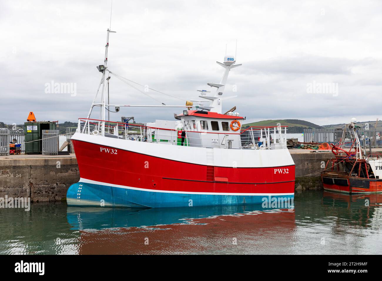 Padstow Cornovaglia, porto portuale e pescherecci da traino ormeggiati contro il muro del porto, Cornovaglia, Inghilterra, Regno Unito, 2023 Foto Stock
