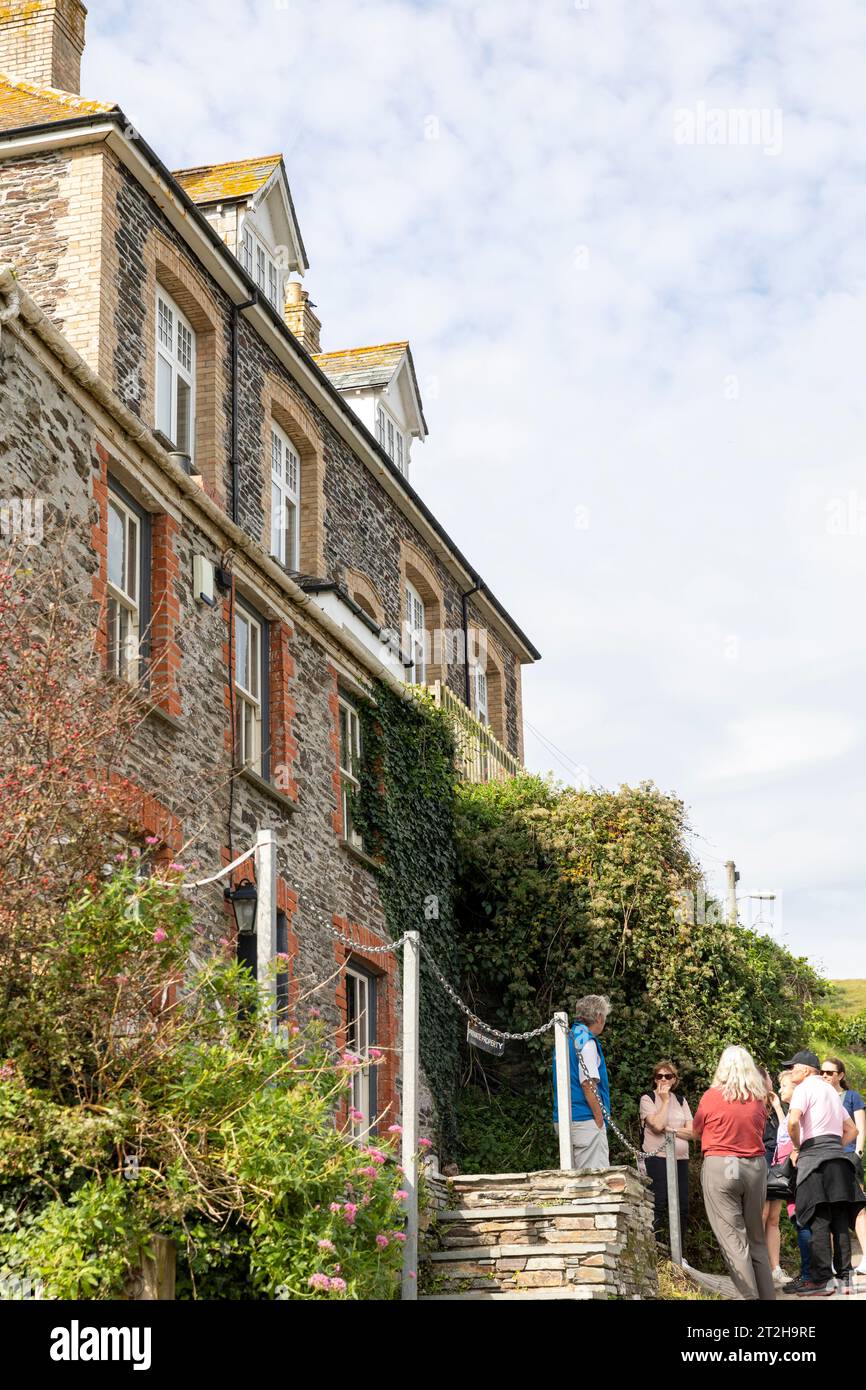 Port Isaac Cornovaglia, i visitatori in un tour a piedi di Doc Martin che mostra il villaggio dove è stata girata la serie televisiva, Inghilterra, Regno Unito, 2023 Foto Stock