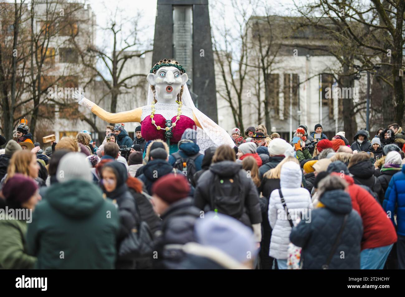 VILNIUS, LITUANIA - 21 FEBBRAIO 2023: Centinaia di persone celebrano gli Uzgavenes, un festival popolare annuale lituano che si svolge prima di Pasqua. Partic Foto Stock