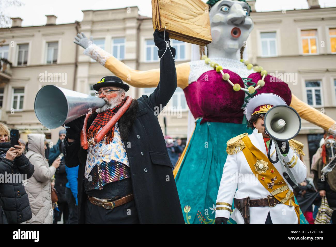VILNIUS, LITUANIA - 21 FEBBRAIO 2023: Centinaia di persone celebrano gli Uzgavenes, un festival popolare annuale lituano che si svolge prima di Pasqua. Partic Foto Stock