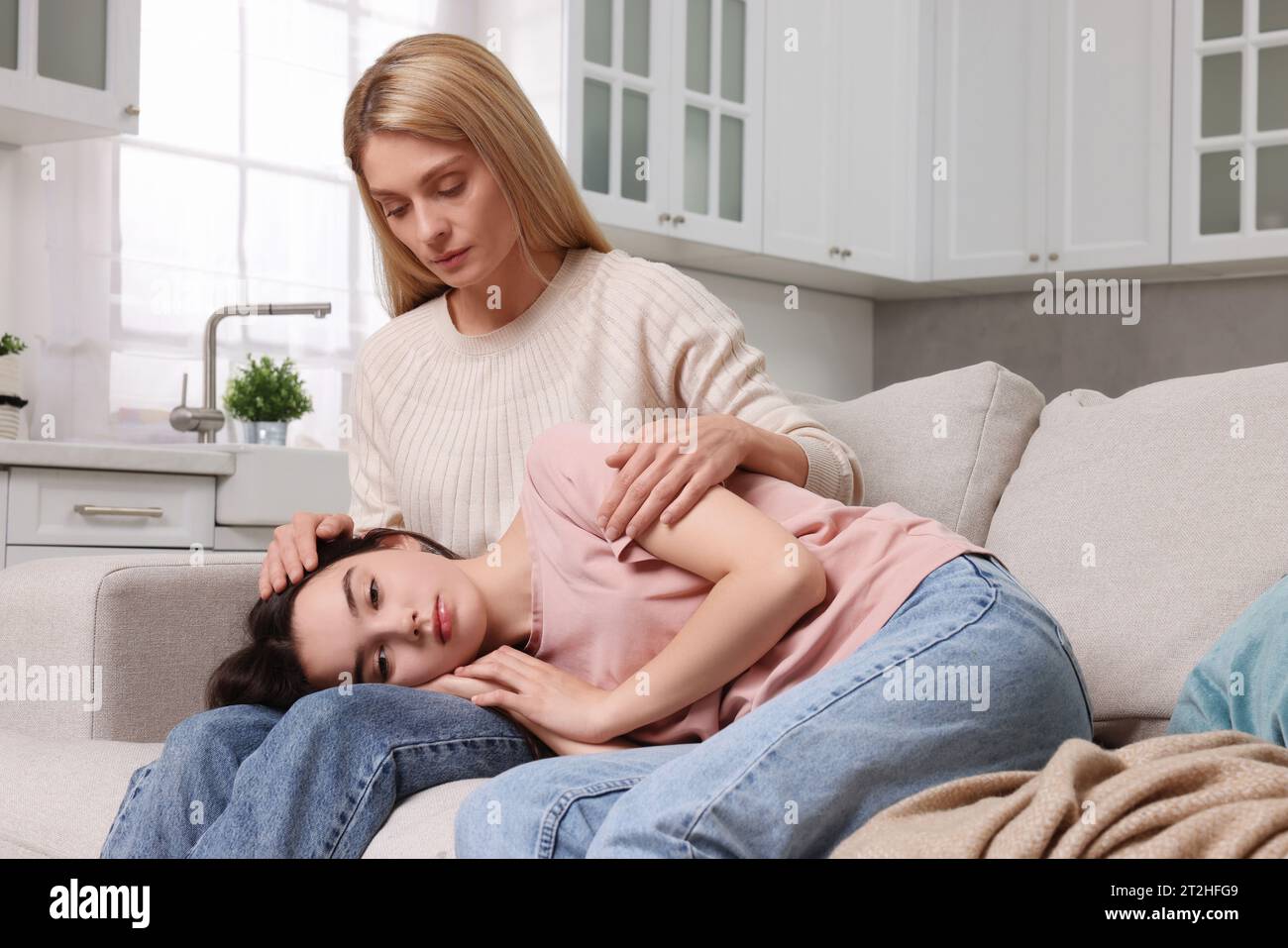 Madre che consola sua figlia sconvolta a casa. Problemi da adolescente Foto Stock