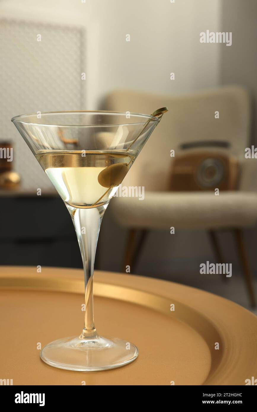 Cocktail Martini con olive sul tavolo in camera. Rilassati a casa Foto Stock