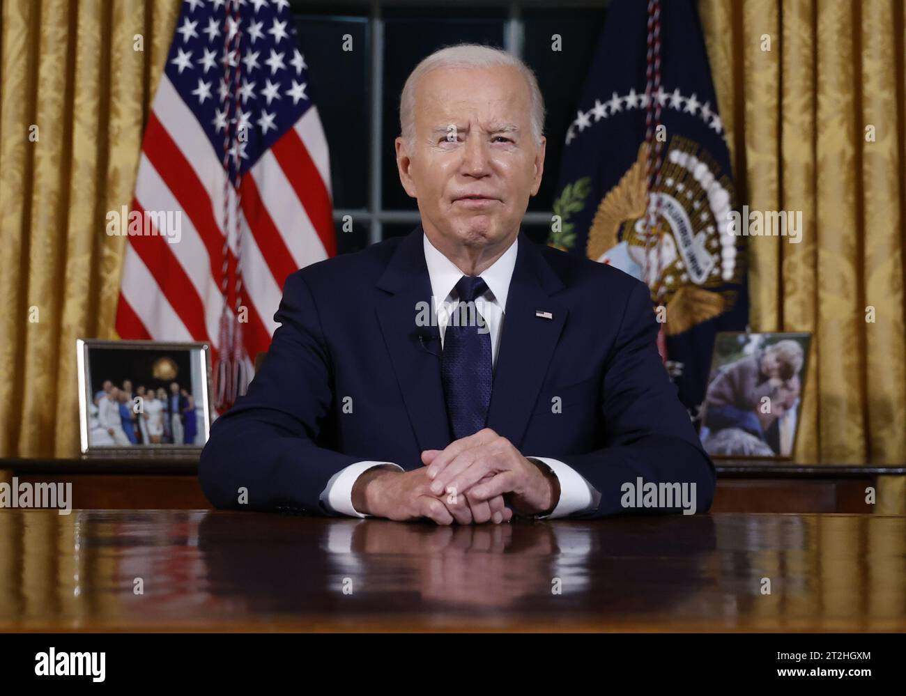 Washington, Stati Uniti. 19 ottobre 2023. Il presidente Joe Biden pronuncia un discorso in prima serata alla nazione circa i suoi approcci al conflitto tra Israele e Hamas, l'assistenza umanitaria a Gaza e il continuo sostegno all'Ucraina nella loro guerra con la Russia, dall'Ufficio ovale della Casa Bianca a Washington DC, giovedì 19 ottobre 2023. Foto piscina di Jonathan Ernst/UPI credito: UPI/Alamy Live News Foto Stock Washington, Stati Uniti. 19 ottobre 2023. Il presidente Joe Biden pronuncia un discorso in prima serata alla nazione circa i suoi approcci al conflitto tra Israele e Hamas, l'assistenza umanitaria a Gaza e il continuo sostegno all'Ucraina nella loro guerra con la Russia, dall'Ufficio ovale della Casa Bianca a Washington DC, giovedì 19 ottobre 2023. Foto piscina di Jonathan Ernst/UPI credito: UPI/Alamy Live News Foto Stock