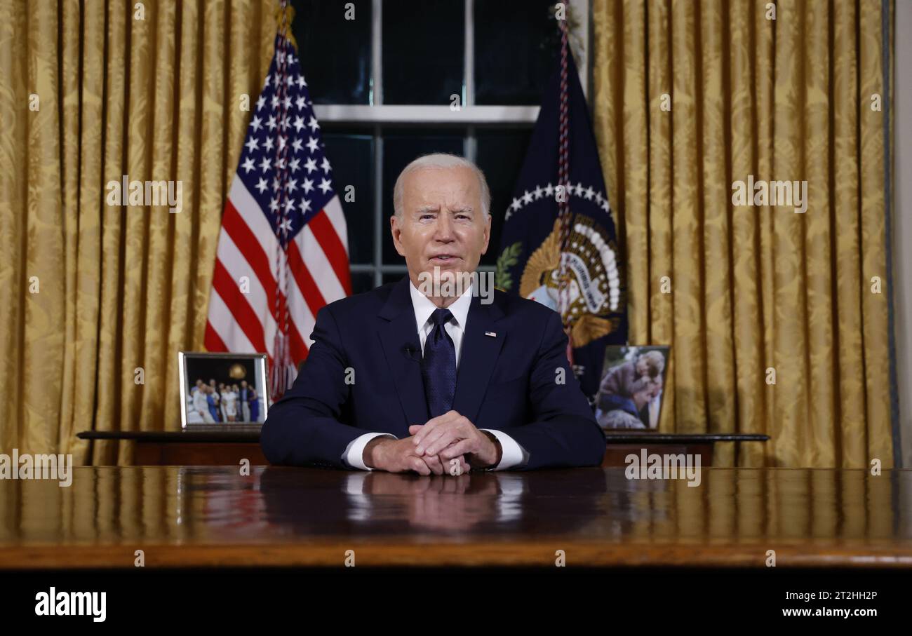 Washington, Stati Uniti. 19 ottobre 2023. Il presidente Joe Biden pronuncia un discorso in prima serata alla nazione circa i suoi approcci al conflitto tra Israele e Hamas, l'assistenza umanitaria a Gaza e il continuo sostegno all'Ucraina nella loro guerra con la Russia, dall'Ufficio ovale della Casa Bianca a Washington DC, giovedì 19 ottobre 2023. Foto piscina di Jonathan Ernst/UPI credito: UPI/Alamy Live News Foto Stock Washington, Stati Uniti. 19 ottobre 2023. Il presidente Joe Biden pronuncia un discorso in prima serata alla nazione circa i suoi approcci al conflitto tra Israele e Hamas, l'assistenza umanitaria a Gaza e il continuo sostegno all'Ucraina nella loro guerra con la Russia, dall'Ufficio ovale della Casa Bianca a Washington DC, giovedì 19 ottobre 2023. Foto piscina di Jonathan Ernst/UPI credito: UPI/Alamy Live News Foto Stock