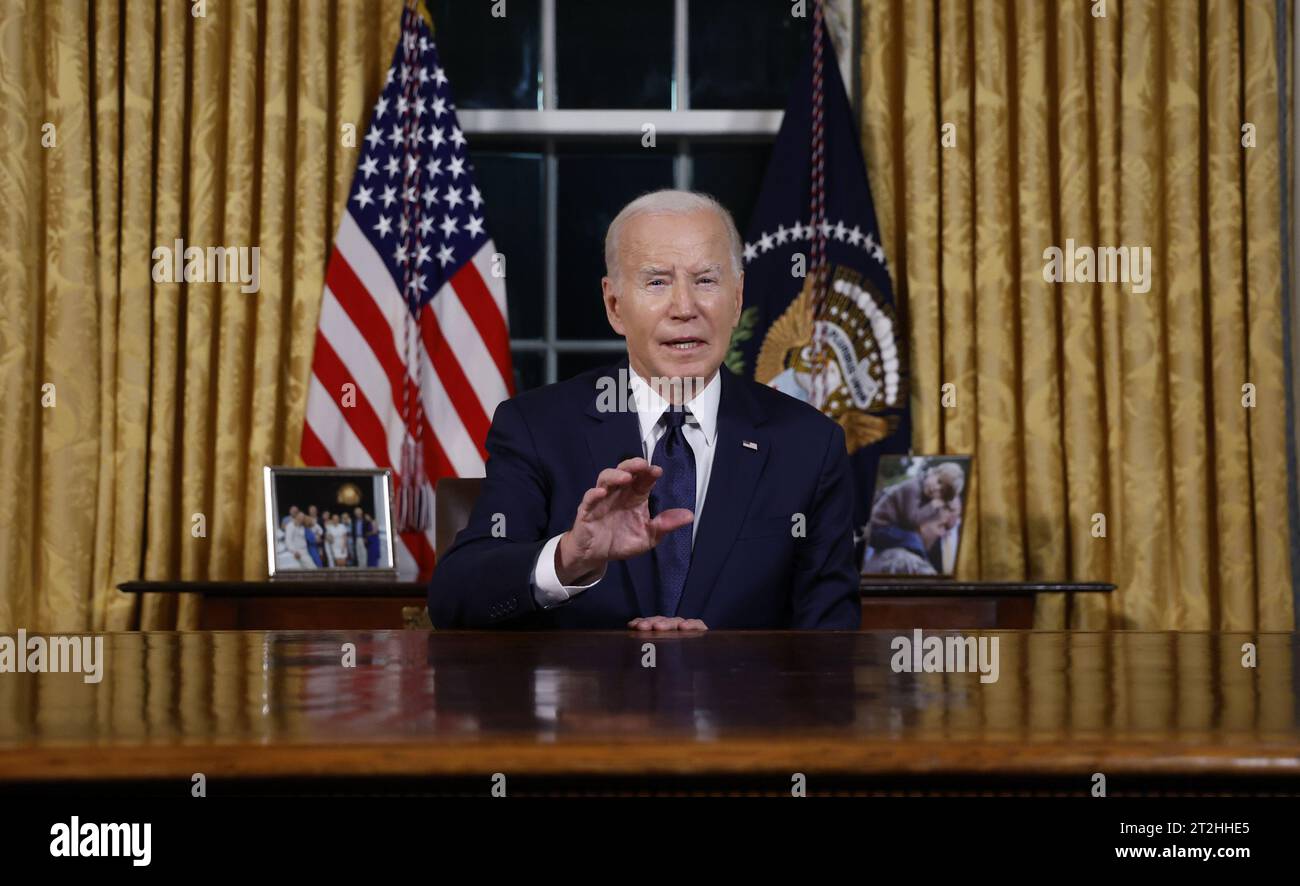 Washington, Stati Uniti. 19 ottobre 2023. Il presidente Joe Biden pronuncia un discorso in prima serata alla nazione circa i suoi approcci al conflitto tra Israele e Hamas, l'assistenza umanitaria a Gaza e il continuo sostegno all'Ucraina nella loro guerra con la Russia, dall'Ufficio ovale della Casa Bianca a Washington DC, giovedì 19 ottobre 2023. Foto piscina di Jonathan Ernst/UPI credito: UPI/Alamy Live News Foto Stock Washington, Stati Uniti. 19 ottobre 2023. Il presidente Joe Biden pronuncia un discorso in prima serata alla nazione circa i suoi approcci al conflitto tra Israele e Hamas, l'assistenza umanitaria a Gaza e il continuo sostegno all'Ucraina nella loro guerra con la Russia, dall'Ufficio ovale della Casa Bianca a Washington DC, giovedì 19 ottobre 2023. Foto piscina di Jonathan Ernst/UPI credito: UPI/Alamy Live News Foto Stock