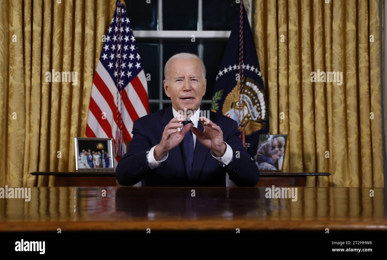 Washington, Stati Uniti. 19 ottobre 2023. Il presidente Joe Biden pronuncia un discorso in prima serata alla nazione circa i suoi approcci al conflitto tra Israele e Hamas, l'assistenza umanitaria a Gaza e il continuo sostegno all'Ucraina nella loro guerra con la Russia, dall'Ufficio ovale della Casa Bianca a Washington DC, giovedì 19 ottobre 2023. Foto piscina di Jonathan Ernst/UPI credito: UPI/Alamy Live News Foto Stock Washington, Stati Uniti. 19 ottobre 2023. Il presidente Joe Biden pronuncia un discorso in prima serata alla nazione circa i suoi approcci al conflitto tra Israele e Hamas, l'assistenza umanitaria a Gaza e il continuo sostegno all'Ucraina nella loro guerra con la Russia, dall'Ufficio ovale della Casa Bianca a Washington DC, giovedì 19 ottobre 2023. Foto piscina di Jonathan Ernst/UPI credito: UPI/Alamy Live News Foto Stock