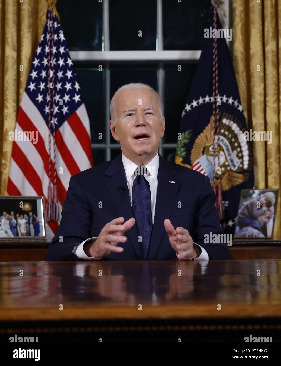 Washington, Stati Uniti. 19 ottobre 2023. Il presidente Joe Biden pronuncia un discorso in prima serata alla nazione circa i suoi approcci al conflitto tra Israele e Hamas, l'assistenza umanitaria a Gaza e il continuo sostegno all'Ucraina nella loro guerra con la Russia, dall'Ufficio ovale della Casa Bianca a Washington DC, giovedì 19 ottobre 2023. Foto piscina di Jonathan Ernst/UPI credito: UPI/Alamy Live News Foto Stock Washington, Stati Uniti. 19 ottobre 2023. Il presidente Joe Biden pronuncia un discorso in prima serata alla nazione circa i suoi approcci al conflitto tra Israele e Hamas, l'assistenza umanitaria a Gaza e il continuo sostegno all'Ucraina nella loro guerra con la Russia, dall'Ufficio ovale della Casa Bianca a Washington DC, giovedì 19 ottobre 2023. Foto piscina di Jonathan Ernst/UPI credito: UPI/Alamy Live News Foto Stock