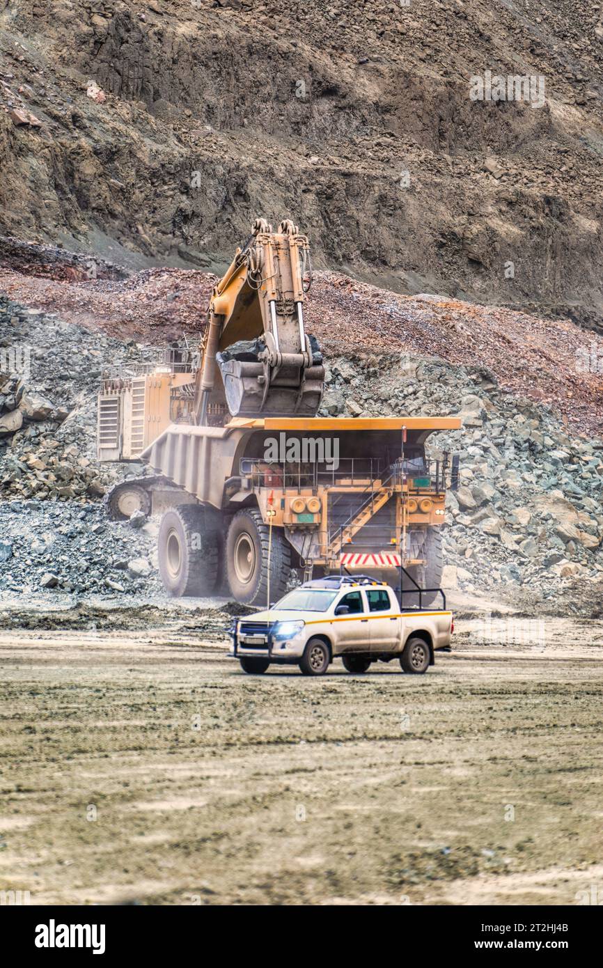 miniera di diamanti a cielo aperto, escavatore che carica un camion con kimberlite, 4x4 davanti Foto Stock