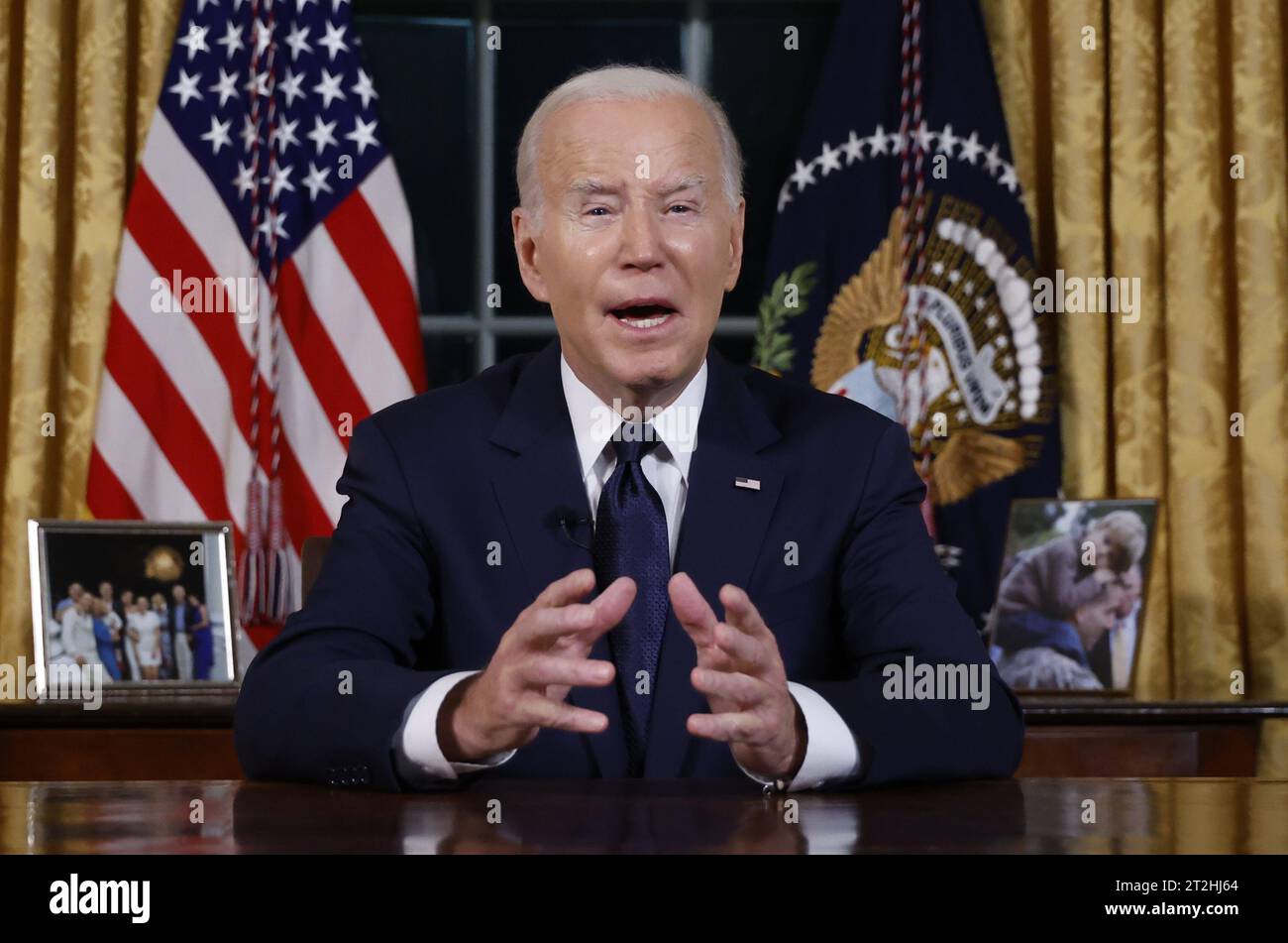 Washington, Stati Uniti. 19 ottobre 2023. Il presidente Joe Biden pronuncia un discorso in prima serata alla nazione circa i suoi approcci al conflitto tra Israele e Hamas, l'assistenza umanitaria a Gaza e il continuo sostegno all'Ucraina nella loro guerra con la Russia, dall'Ufficio ovale della Casa Bianca a Washington DC, giovedì 19 ottobre 2023. Foto piscina di Jonathan Ernst/UPI credito: UPI/Alamy Live News Foto Stock Washington, Stati Uniti. 19 ottobre 2023. Il presidente Joe Biden pronuncia un discorso in prima serata alla nazione circa i suoi approcci al conflitto tra Israele e Hamas, l'assistenza umanitaria a Gaza e il continuo sostegno all'Ucraina nella loro guerra con la Russia, dall'Ufficio ovale della Casa Bianca a Washington DC, giovedì 19 ottobre 2023. Foto piscina di Jonathan Ernst/UPI credito: UPI/Alamy Live News Foto Stock