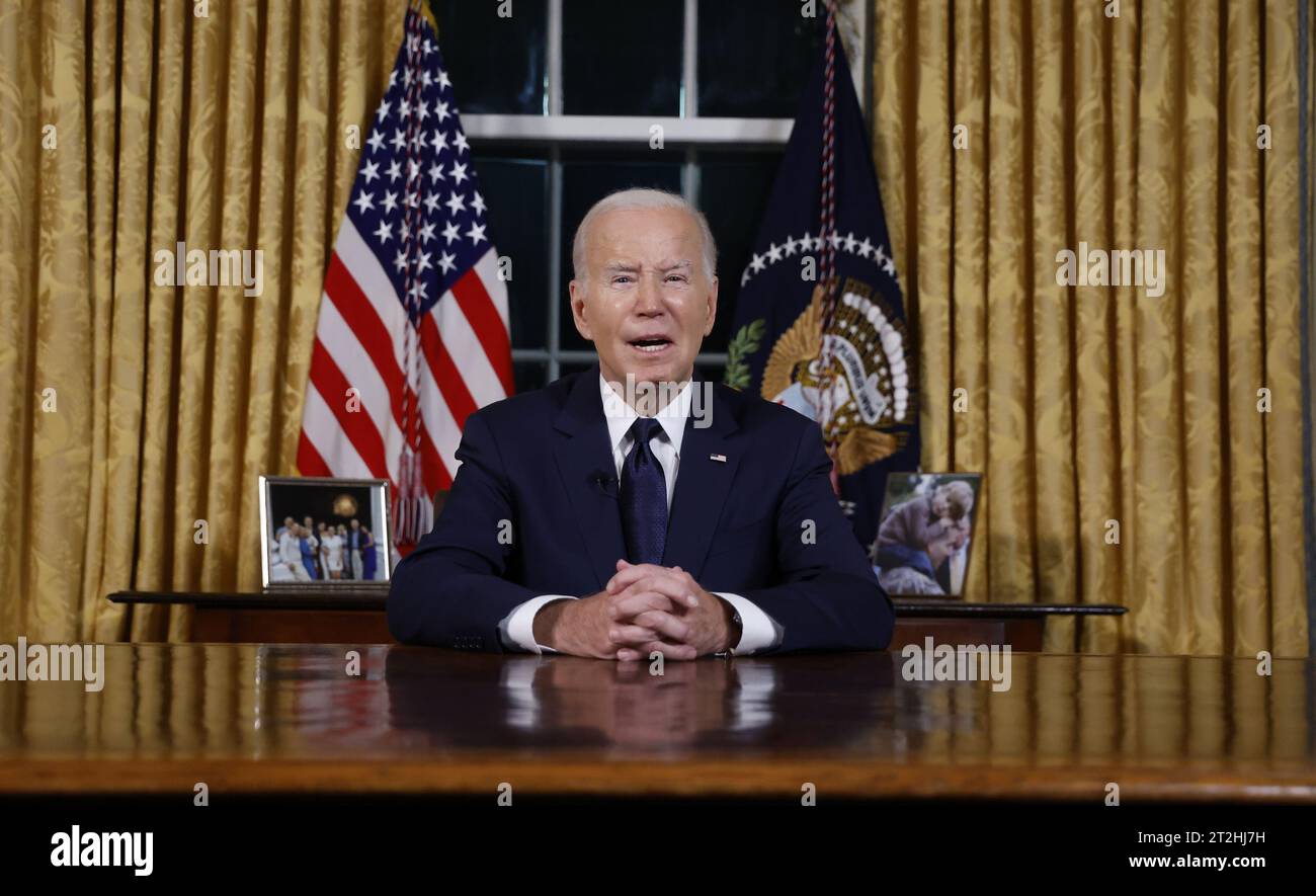 Washington, Stati Uniti. 19 ottobre 2023. Il presidente Joe Biden pronuncia un discorso in prima serata alla nazione circa i suoi approcci al conflitto tra Israele e Hamas, l'assistenza umanitaria a Gaza e il continuo sostegno all'Ucraina nella loro guerra con la Russia, dall'Ufficio ovale della Casa Bianca a Washington DC, giovedì 19 ottobre 2023. Foto piscina di Jonathan Ernst/UPI credito: UPI/Alamy Live News Foto Stock Washington, Stati Uniti. 19 ottobre 2023. Il presidente Joe Biden pronuncia un discorso in prima serata alla nazione circa i suoi approcci al conflitto tra Israele e Hamas, l'assistenza umanitaria a Gaza e il continuo sostegno all'Ucraina nella loro guerra con la Russia, dall'Ufficio ovale della Casa Bianca a Washington DC, giovedì 19 ottobre 2023. Foto piscina di Jonathan Ernst/UPI credito: UPI/Alamy Live News Foto Stock