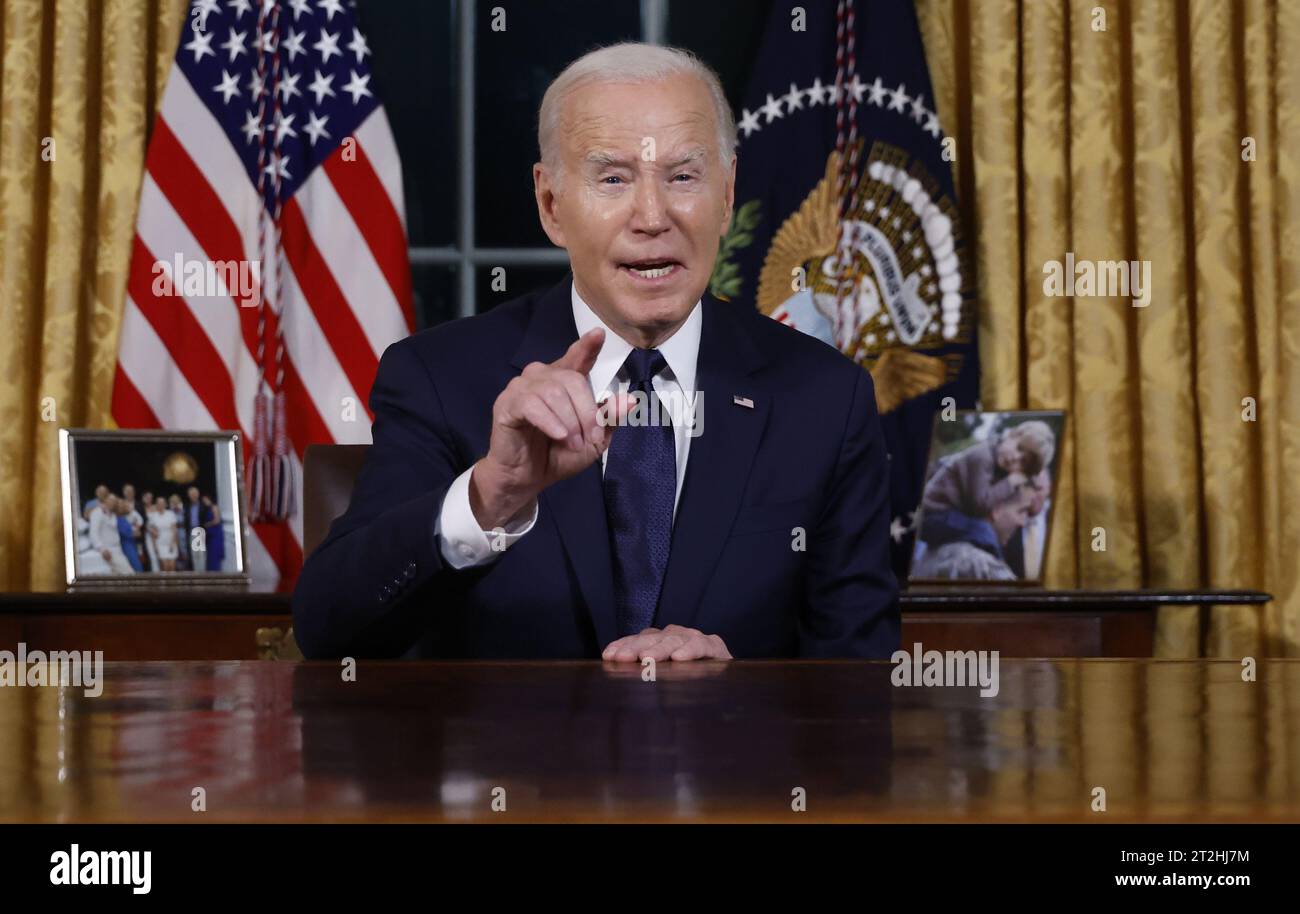 Washington, Stati Uniti. 19 ottobre 2023. Il presidente Joe Biden pronuncia un discorso in prima serata alla nazione circa i suoi approcci al conflitto tra Israele e Hamas, l'assistenza umanitaria a Gaza e il continuo sostegno all'Ucraina nella loro guerra con la Russia, dall'Ufficio ovale della Casa Bianca a Washington DC, giovedì 19 ottobre 2023. Foto piscina di Jonathan Ernst/UPI credito: UPI/Alamy Live News Foto Stock Washington, Stati Uniti. 19 ottobre 2023. Il presidente Joe Biden pronuncia un discorso in prima serata alla nazione circa i suoi approcci al conflitto tra Israele e Hamas, l'assistenza umanitaria a Gaza e il continuo sostegno all'Ucraina nella loro guerra con la Russia, dall'Ufficio ovale della Casa Bianca a Washington DC, giovedì 19 ottobre 2023. Foto piscina di Jonathan Ernst/UPI credito: UPI/Alamy Live News Foto Stock