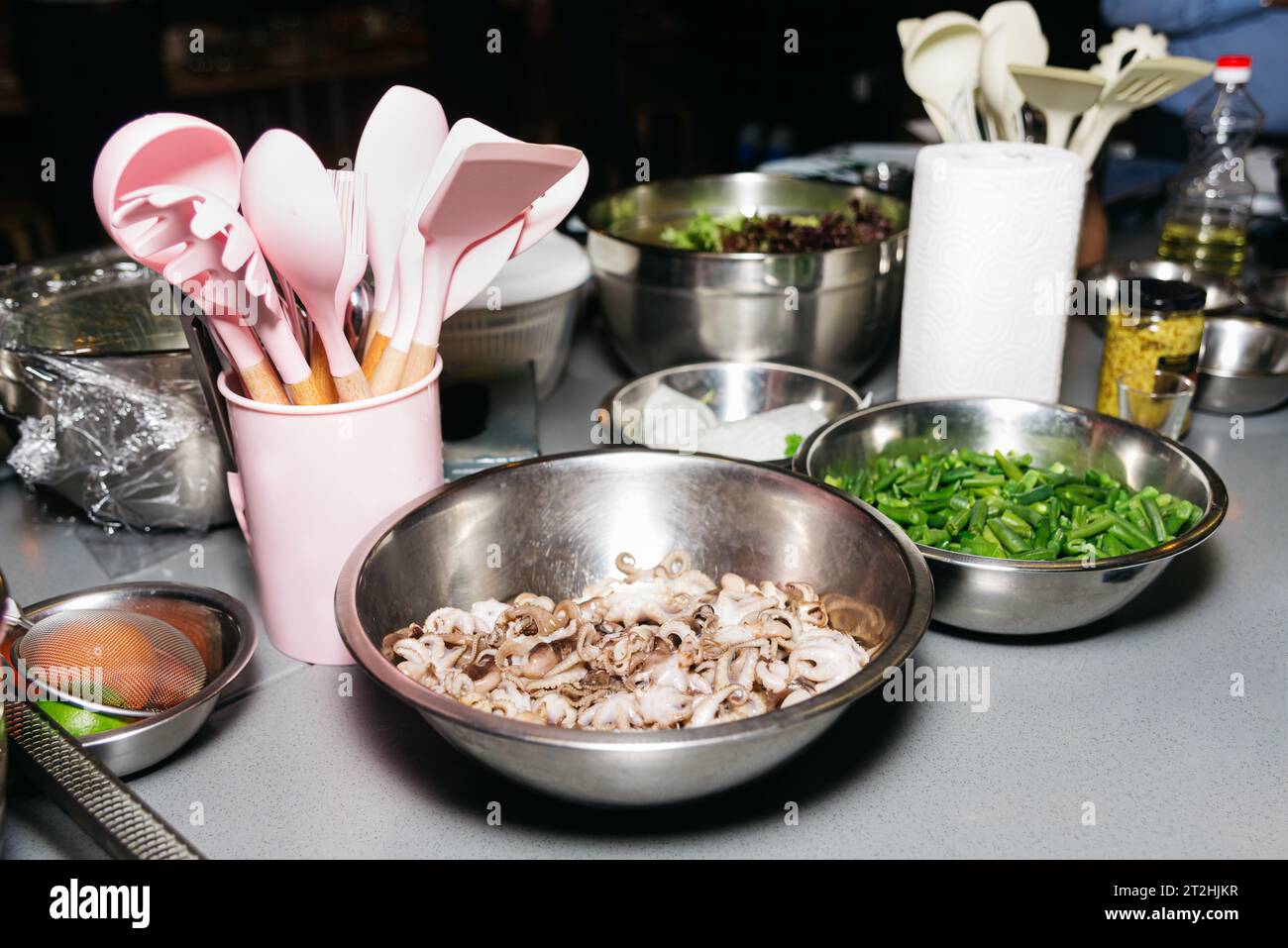 un set di prodotti crudi in ciotole prima di cucinare, preparando il cibo prima di una lezione di cucina Foto Stock