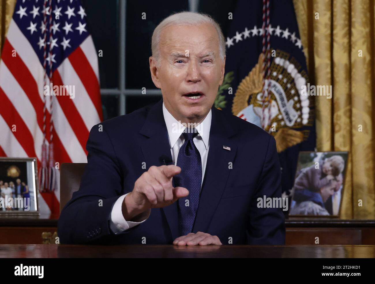 Washington, Stati Uniti. 19 ottobre 2023. Il presidente Joe Biden pronuncia un discorso in prima serata alla nazione circa i suoi approcci al conflitto tra Israele e Hamas, l'assistenza umanitaria a Gaza e il continuo sostegno all'Ucraina nella loro guerra con la Russia, dall'Ufficio ovale della Casa Bianca a Washington DC, giovedì 19 ottobre 2023. Foto piscina di Jonathan Ernst/UPI credito: UPI/Alamy Live News Foto Stock Washington, Stati Uniti. 19 ottobre 2023. Il presidente Joe Biden pronuncia un discorso in prima serata alla nazione circa i suoi approcci al conflitto tra Israele e Hamas, l'assistenza umanitaria a Gaza e il continuo sostegno all'Ucraina nella loro guerra con la Russia, dall'Ufficio ovale della Casa Bianca a Washington DC, giovedì 19 ottobre 2023. Foto piscina di Jonathan Ernst/UPI credito: UPI/Alamy Live News Foto Stock